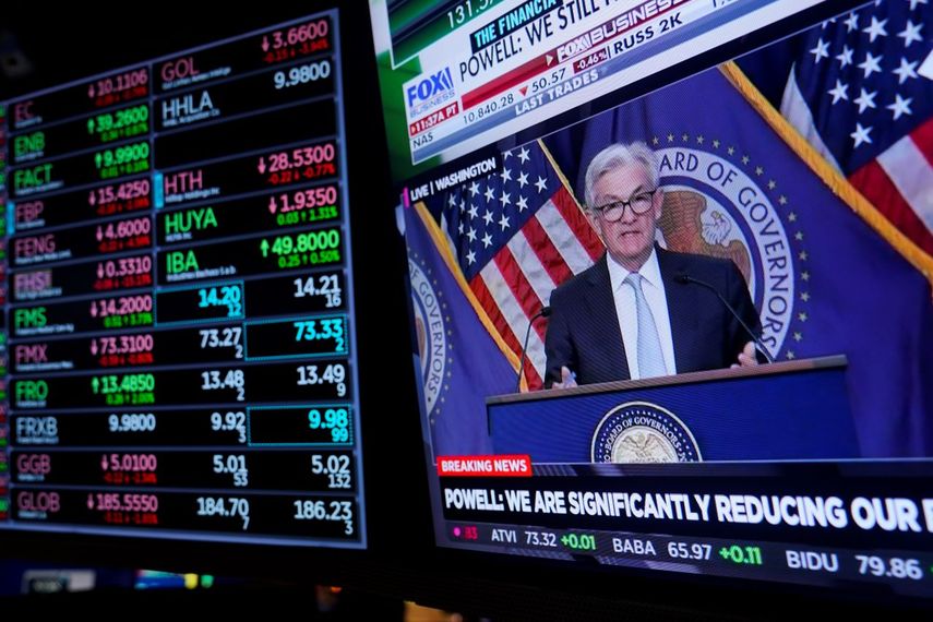 Corredores trabajan en la Bolsa de Valores de Nueva York mientras el presidente de la Reserva Federal, Jerome Powell, habla luego de anunciar un aumento en las tasas de interés, el miércoles 2 de noviembre de 2022.&nbsp;