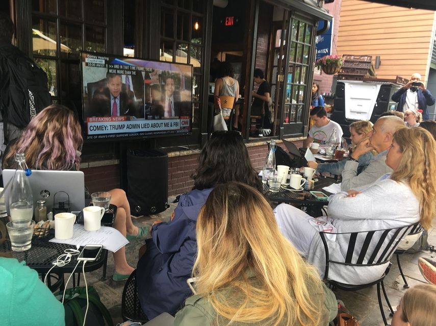 Decenas de personas abarrotan una taberna en Washington DC para seguir en directo el testimonio del exdirector del FBI James Comey, a propósito de la&nbsp;trama&nbsp;de la injerencia&nbsp;rusa&nbsp;que acosa al presidente Donald Trump.