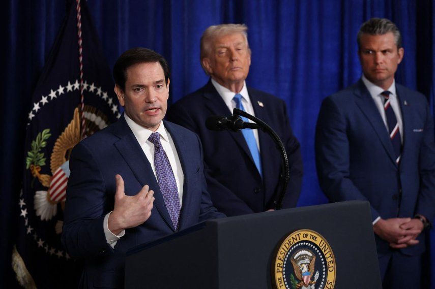 El Secretario de Estado de Estados Unidos, Marco Rubio, habla durante una conferencia de prensa. El presidente Donald Trump y el secretario de Guerra Pete Hegseth le escuchan en el club Mar-a-Lago el 3 de enero de 2026 en Palm Beach, Florida.