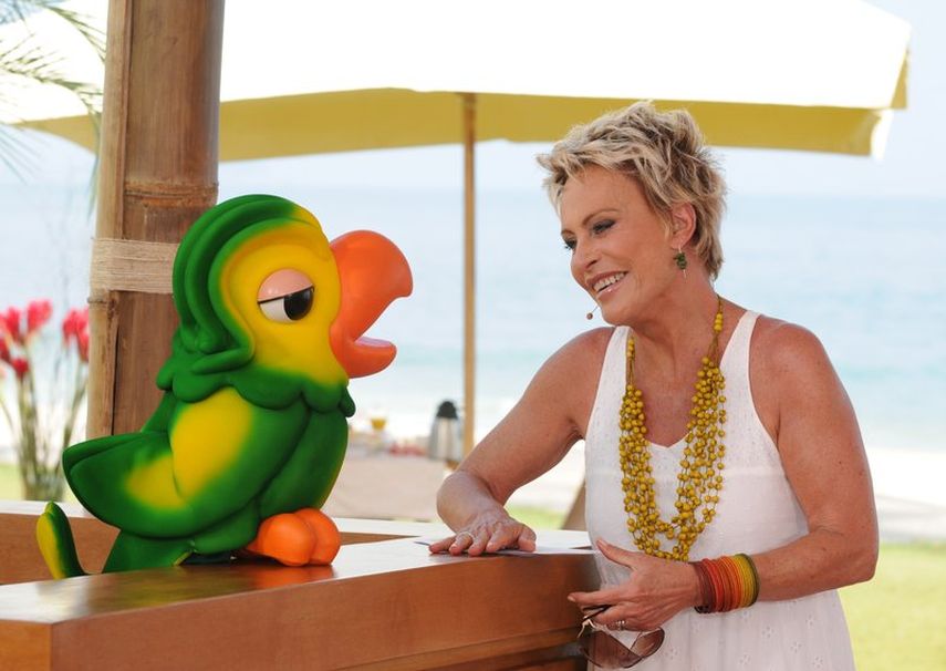 En esta foto difundida el lunes 2 de noviembre de 2020 por Globo, la presentadora de Globo TV Ana Maria Braga sonríe junto al Louro Jose, un títere manejado por Tom Veiga, en Rio de Janeiro, Brasil. La muerte del titiritero detrás del loro que copresenta el programa matutino más popular de la TV brasileña ha conmocionado al país. Veiga murió de un derrame cerebral ocasionado por un aneurisma. Tenía 47 años.