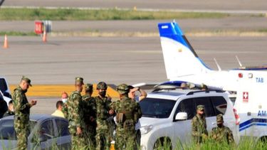 Funcionarios militares en el sitio donde ocurrió el atentado terrorista que cobró la vida de dos agentes de la Policía Nacional de Colombia en el Aeropuerto Camilo Daza en la ciudad de Cúcuta, fronteriza con Venezuela.