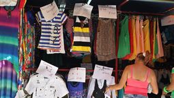 Venta clandestina de ropa en algún lugar de Cuba.