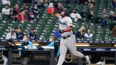 El venezolano de los Marlisn de Miami Jesus Aguilar reacciona tras conectar un cuadrangular de tres carreras en la cuarta entrada del jueog ante los Cerveceros de Milwaukee el miércoles 28 de abril del 2021