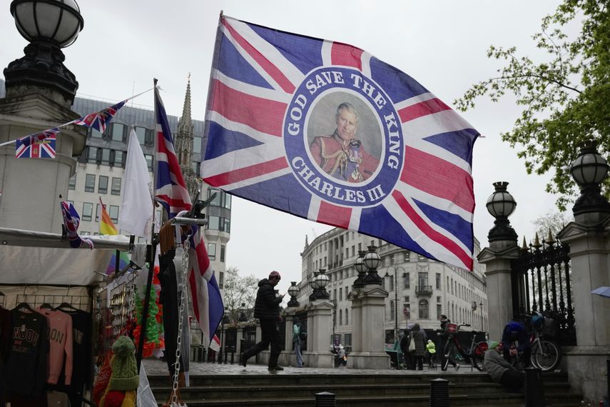 Una bandera con una imagen del rey Carlos III de Gran Bretaña a la venta para celebrar la coronación del rey Carlos III, en una tienda de Londres, el jueves 27 de abril de 2023. Expectación y protestas ante coronación del monarca.