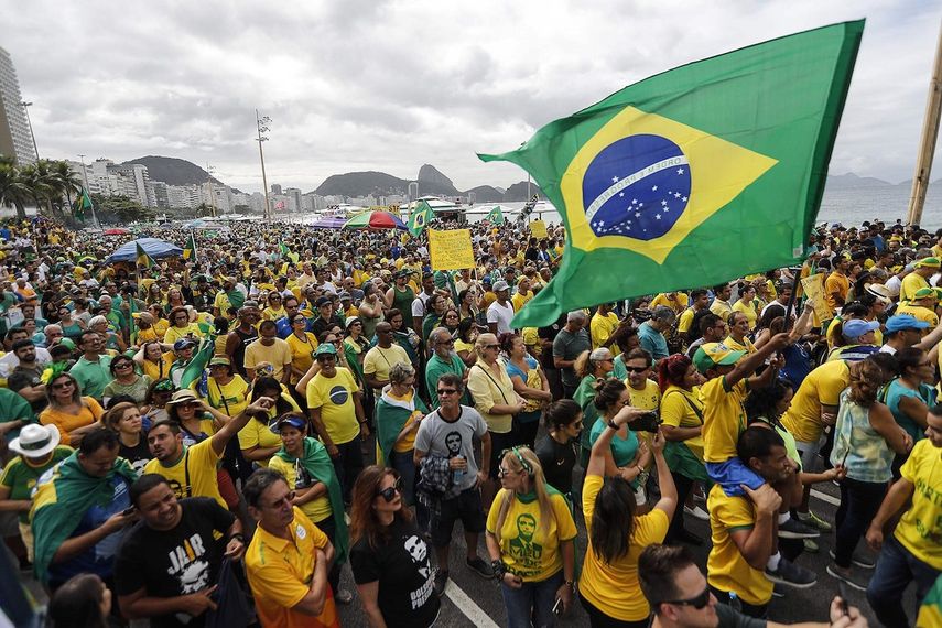 Simpatizantes del presidente Jair Bolsonaro se manifiestan este domingo en la Orla de Copacabana (Brasil).