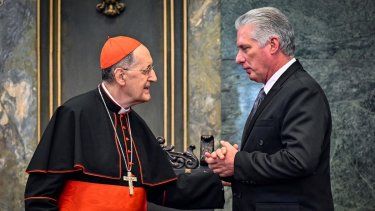 El designado gobernante cubano Miguel Díaz-Canel, a la derecha, habla con el cardenal Beniamino Stella durante una ceremonia para conmemorar el 25to aniversario del viaje apostólico de San Pablo II a Cuba, el miércoles 8 de febrero de 2023, en la Universidad de La Habana. Stella llegó a Cuba el 24 de enero como enviado especial del papa Francisco.