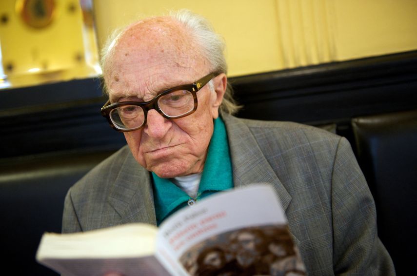 En esta foto de archivo tomada el 28 de junio de 2009, el escritor italiano y miembro de la minoría eslovena Boris Pahor lee un libro mientras concede una entrevista a AFP en Caffe San Marco en Trieste, en el norte de Italia.&nbsp;