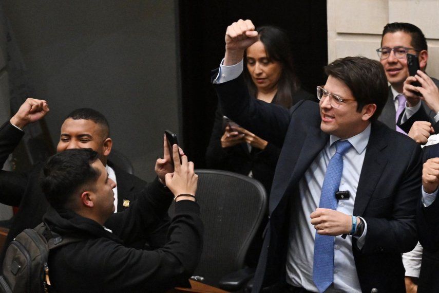 El senador Miguel Uribe Turbay (der.) reacciona después de que el Senado votara en contra del referéndum sobre la reforma laboral promovido por el presidente colombiano Gustavo Petro en Bogotá el 14 de mayo de 2025.&nbsp;