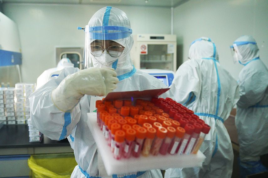 Especialistas chinos trabajan en un laboratorio de Wuham.