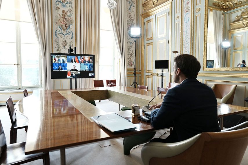 El presidente de Francia, Emmanuel Macron, participa en una videoconferencia con los líderes del G7 sobre Ucrania en el Palacio del Elíseo en París, el 8 de mayo de 2022, el día 74 de la invasión rusa de Ucrania. &nbsp;