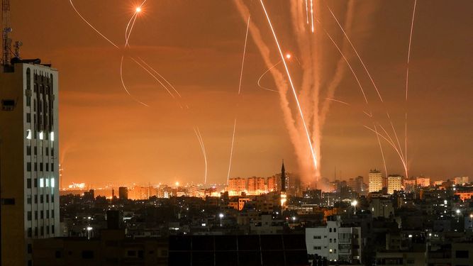 Los cohetes iluminan el cielo nocturno tras ser disparados contra Israel desde Beit Lahia en el norte de la Franja de Gaza el 14 de mayo de 2021. Israel bombardeó Gaza con artillería y ataques aéreos el viernes 14 de mayo, en respuesta a un nuevo aluvión de cohetes de el enclave dirigido por Hamas.