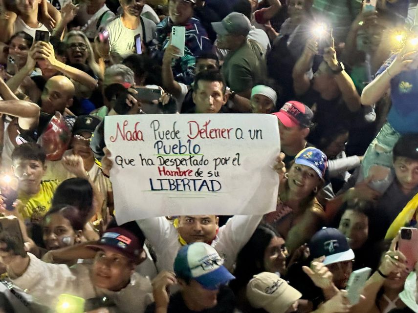 Venezolano sostiene una pancarta durante una concentración de María Corina Machado en San Cristóbal, estado Táchira Venezolano sostiene una pancarta durante una concentración de María Corina Machado en San Cristóbal, estado Táchira