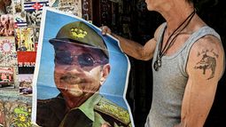 Cubano muestra afiche del dictador Raúl Castro. La Habana, Cuba. Cubano muestra afiche del dictador Raúl Castro. La Habana, Cuba.