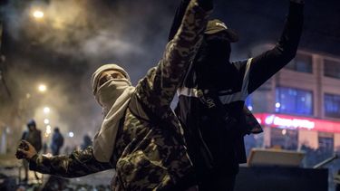 &nbsp; Un hombre con m&aacute;scara y capucha arroja piedras a la polic&iacute;a el jueves 10 de septiembre de 2020 durante protestas por la muerte de un hombre a manos de la polic&iacute;a, en Bogot&aacute;, Colombia.&nbsp; &nbsp;