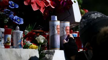 Una mujer reza frente a las velas del Papa Francisco en el exterior del hospital Gemelli, donde el Papa Francisco está internado para realizarle pruebas y recibir tratamiento por bronquitis en Roma, el 21 de febrero de 2025.&nbsp;