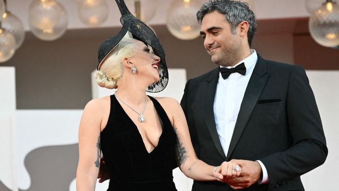 La actriz y cantante Lady Gaga y Michael Polansky en la alfombra roja de la película Joker: Folie à deux, presentada en competición durante el 81º Festival Internacional de Cine de Venecia, el 4 de septiembre de 2024.&nbsp;