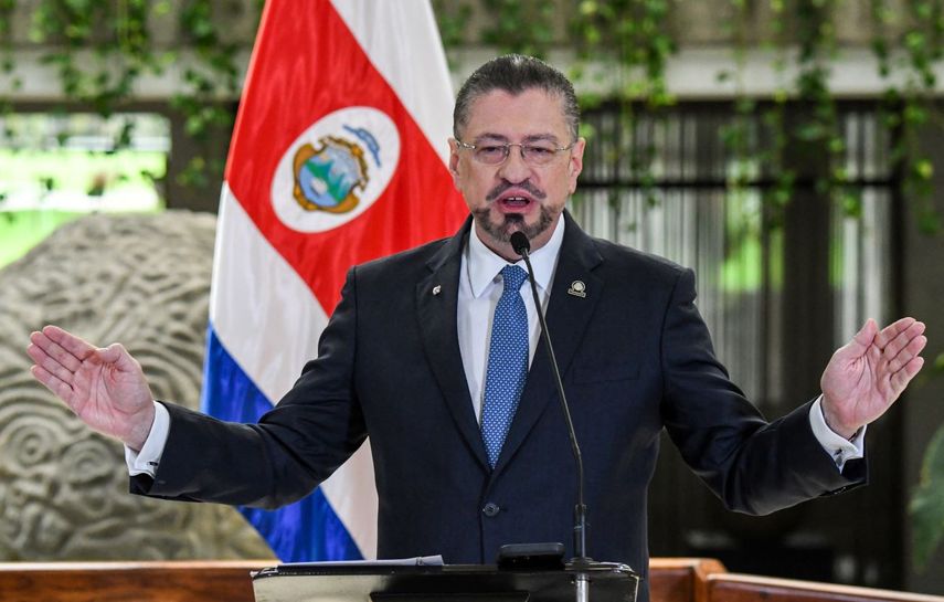 El presidente de Costa Rica, Rodrigo Chaves, habla durante una conferencia de prensa en la casa presidencial en San José.