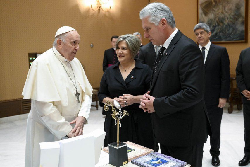 En esta foto tomada el 20 de junio de 2023 y publicada por la oficina de prensa del Vaticano, los medios del Vaticano muestran al papa Francisco (izquierda) dando la bienvenida al gobernante de Cuba Miguel Díaz-Canel y su esposa Lis Cuesta Peraza (centro) antes de su reunión en el Vaticano. &nbsp;