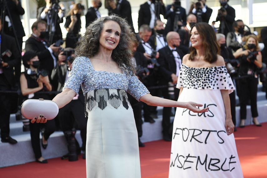 Con un vestido unicolor, decorado con apliques brillante, la actriz estadounidense Andie MacDowell arriba a la ceremonia y proyección de la película Annette en edición 74 del Festival de Cannes.
