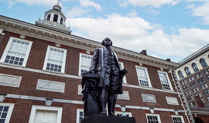 Independence Hall, donde yace una estatua de George Washington, primer presidente de Estados Unidos.