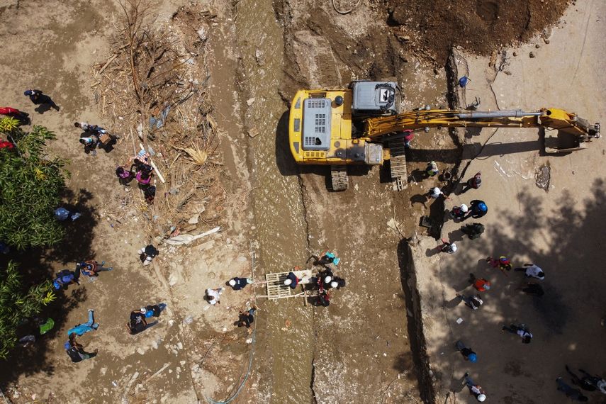 Vista aérea de trabajadores municipales trabajando en la zona afectada por un deslizamiento de tierra durante fuertes lluvias en Las Tejerias, estado Aragua, Venezuela
