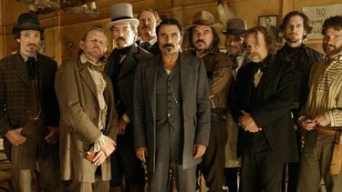 Según informa Slash Film, los personajes de la serie se reúnen después de diez años para celebrar que Dakota del Sur es un Estado.&nbsp;