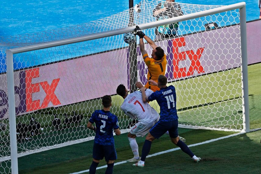 El arquero eslovaco Martin Dubravka al anotar un autogol ante España en la Euro 2020, el miércoles 23 de junio de 2021, en Sevilla
