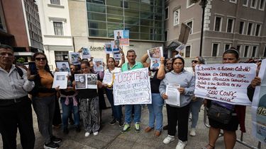 Familiares de presos políticos y la ONG Surgentes en el Parlamento (EFE) Familiares de presos políticos y la ONG Surgentes en el Parlamento (EFE)