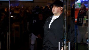 Dom DiSandro, jefe de seguridad de los Eagles de Filadelfia, observa la introducción de los jugadores desde el túnel antes del encuentro contra los Cowboys de Dallas, el domingo 10 de diciembre del 2023.