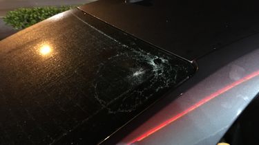 Testigos informaron que escucharon disparos y vieron destellos de balas desde un vehículo Porsche blanco y otro auto del mismo color, indicó un comunicado de FHP.