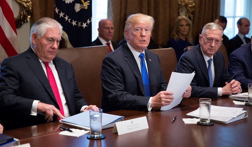El presidente Donald&nbsp;Trump&nbsp;(c); el secretario de Estado, Rex Tillerson (i); y el secretario de Defensa, James Mattis, hablan con los medios de comunicación durante una reunión del gabinete de Gobierno, en la Casa Blanca, este miércoles.