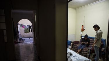 Un hondureño y un salvadoreño fotografiados el 1º de febrero del 2020 en la habitación que comparten en Ciudad de Guatemala, donde esperan respuesta a una solicitud de asilo en EEUU.&nbsp;