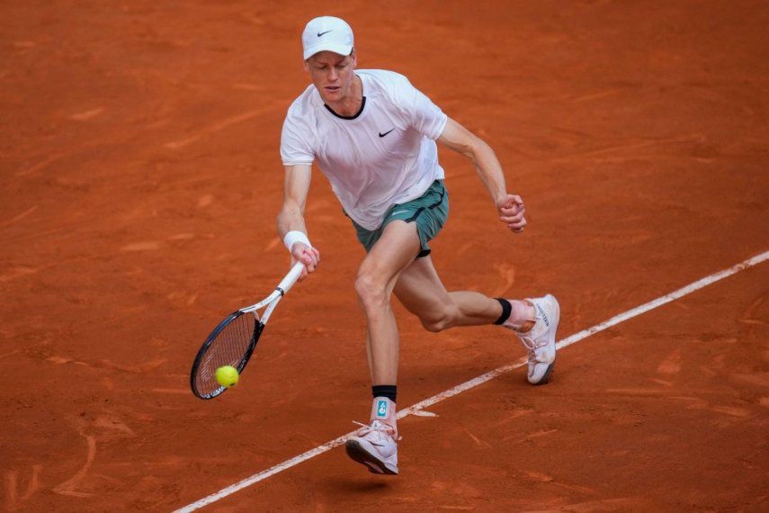 Jannik Sinner, de Italia, devuelve una pelota a Karen Khachanov, de Rusia, durante el torneo de tenis Abierto de Madrid, el martes 30 de abril de 2024, en Madrid.