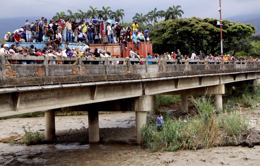 Centenares de venezolanos cruzaron en la mañana de este martes el puente internacional Simón Bolívar, que comunica al estado del Táchira con Cúcuta, luego de romper las barreras de seguridad de la Guardia Nacional.