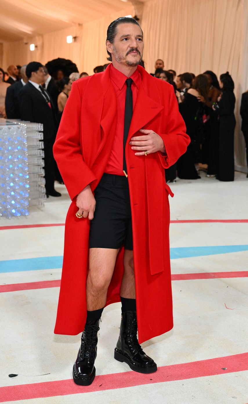 El actor chileno-estadounidense Pedro Pascal llega a la Met Gala 2023 en el Museo Metropolitano de Arte el 1 de mayo de 2023 en Nueva York.