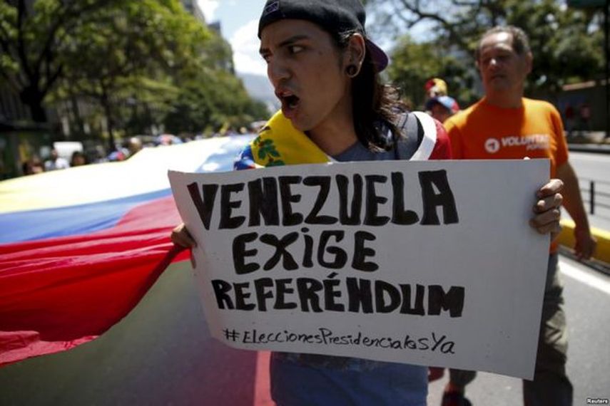 La disposición a firmar por el revocatorio puede estar relacionada con el creciente descontento por la situación del país y con el bajo apoyo a la gestión de Maduro