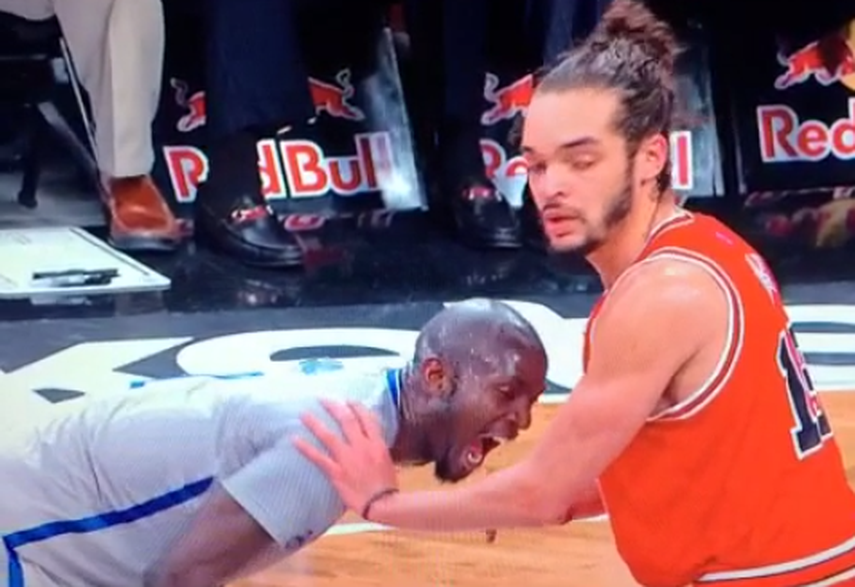 El veterano de los Nets intentó morder en la mano a Joakim Noah
