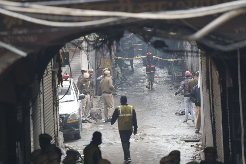 Polic&iacute;as acordonan el lugar de un incendio en un callej&oacute;n en Nueva Delhi, India, el domingo 8 de diciembre de 2019.&nbsp;