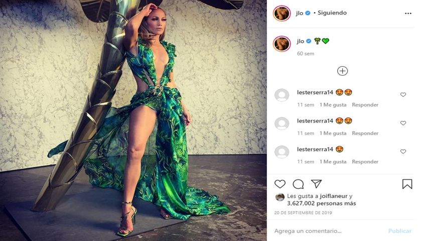 Jennifer López posa con el vestido de la firma italiana Versace.