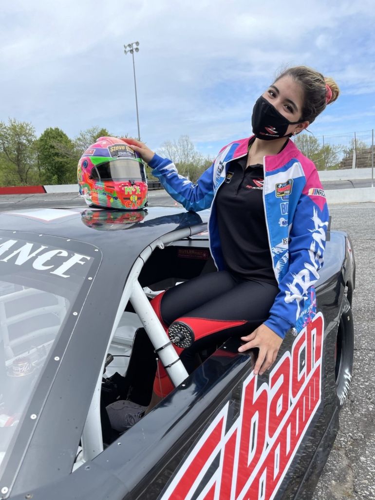  Subida en su coche, Regina Sirvent disfruta de un momento victorioso.