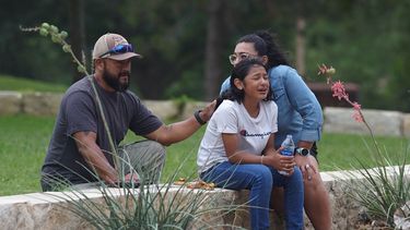 Una niña llora afuera del Centro Cívico Willie de Leon, donde se ofrecerá asesoramiento de duelo en Uvalde, Texas, el 24 de mayo de 2022.