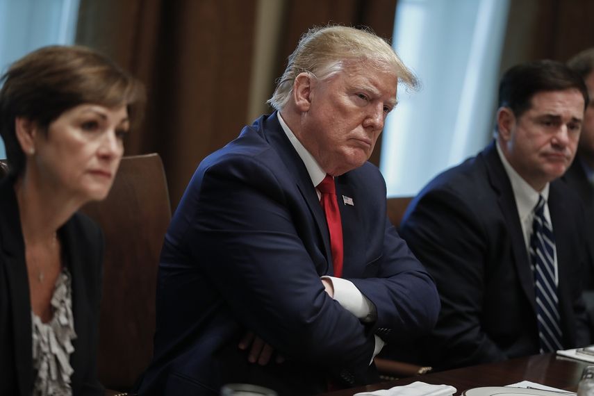 El presidente Donald Trump reacciona durante una reuni&oacute;n en la Casa Blanca, en Washington.