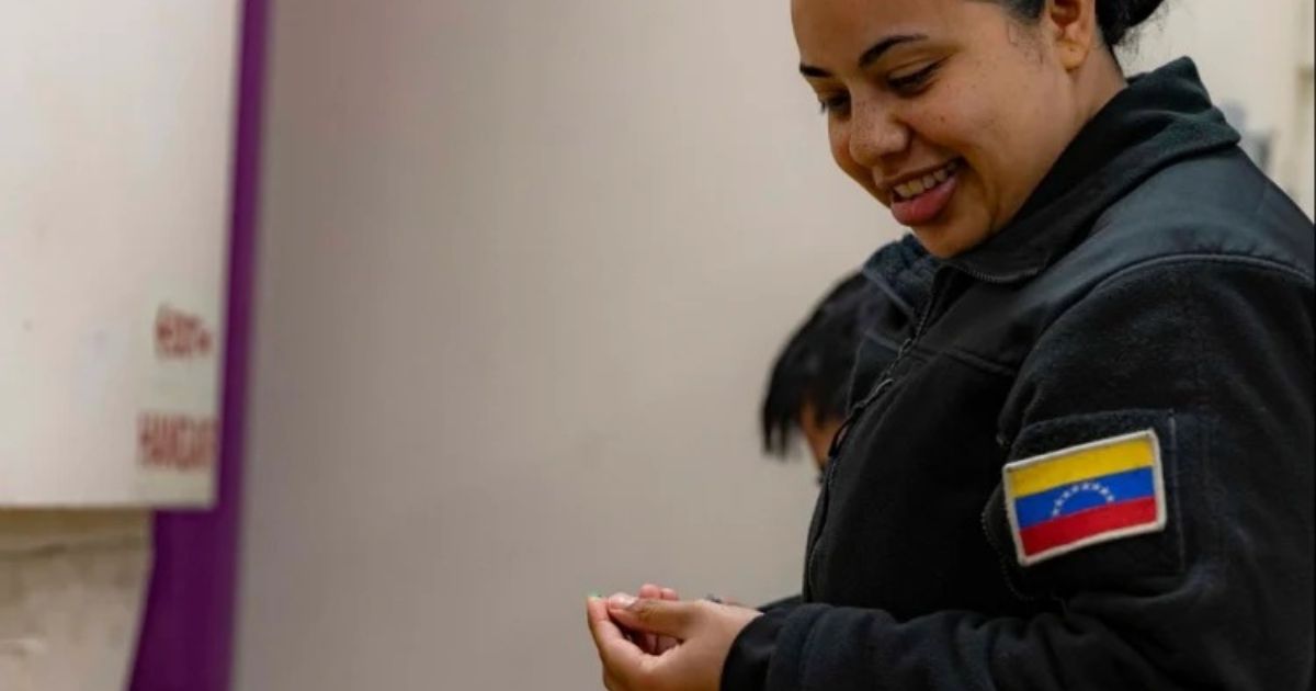 Una mujer venezolana lleva con orgullo el tricolor en el portaaviones USS Gerald Ford que se suma al Caribe