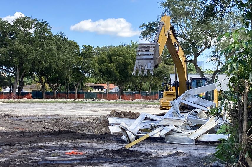 Un buldócer remueve escombros en el parque Shenandoah, Miami.
