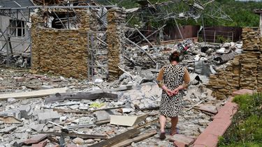 Una mujer camina junto a una vivienda destruida durante un ataque con misiles, el miércoles 1 de junio de 2022, en Sloviansk, Ucrania.