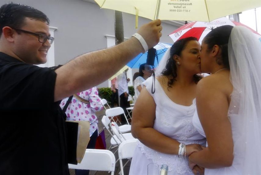  Jessica Rivera (d) y Cristina Vázquez se besan durante la primera boda múltiple gay, que se celebró este domingo en San Juan de Puerto Rico.(EFE)