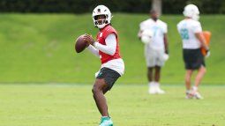 Malik Willis, de los Dolphins de Miami, busca un pase durante los entrenamientos de pretemporada de la OTA en el Baptist Health Training Complex en Miami Gardens.
