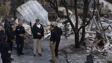 Este fuego, ha quemado 836 casas y otros edificios en las localidades de Malibú y Thousand Oaks, además de haber arrasado 39.800 hectáreas