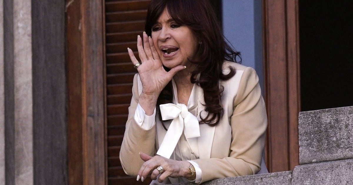 Cristina Fernández elude la prisión, cumplirá condena en su domicilio con un dispositivo electrónico
