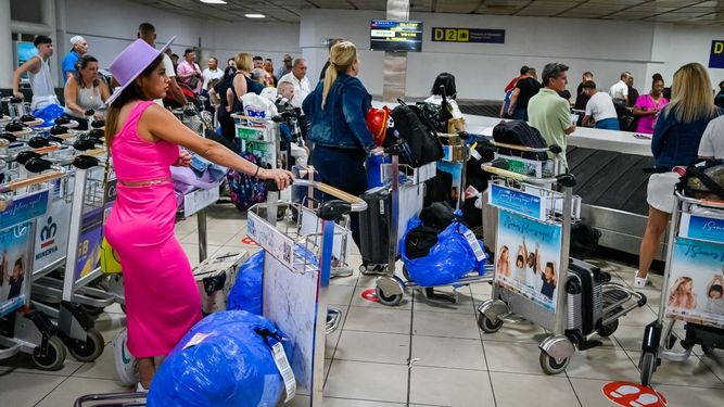 Pasajeros en su mayoría cubanos residentes en el exterior en la sala de espera de equipajes en la terminal 3 del aeropuerto José Martí de La Habana, Cuba.